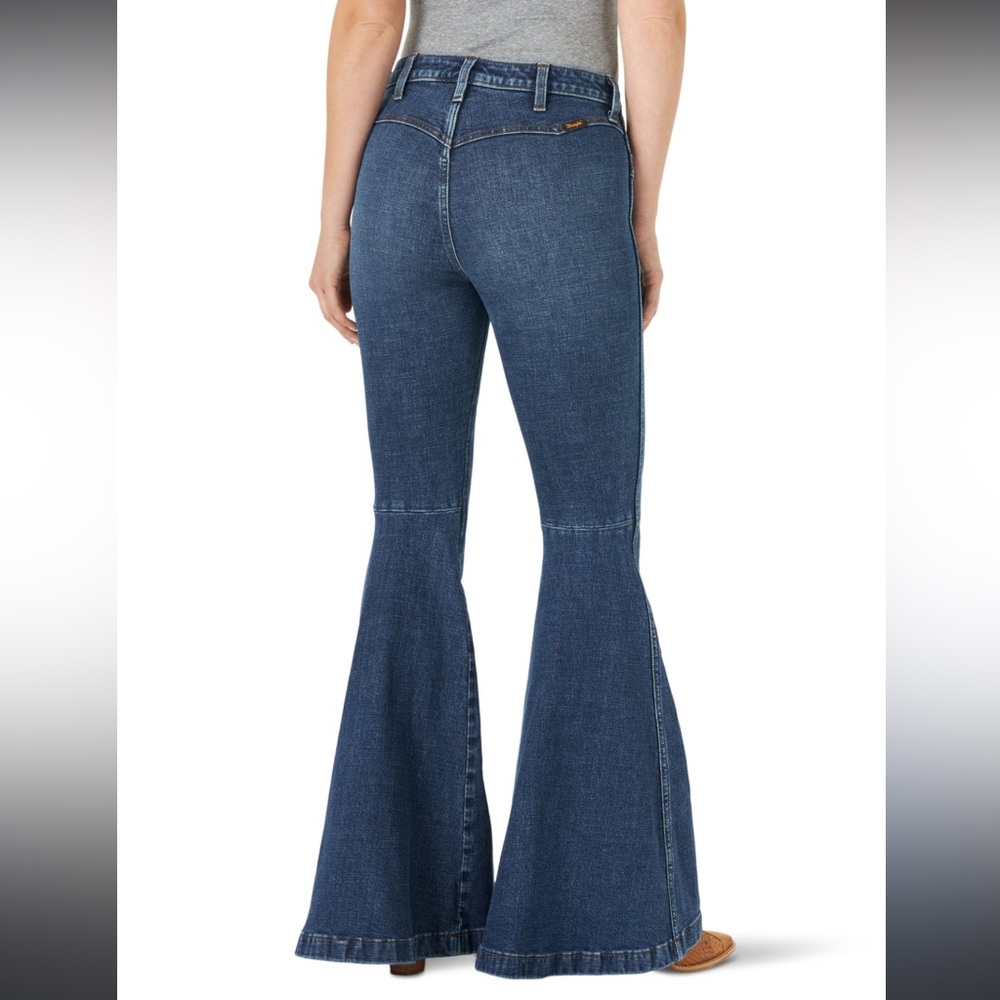 NWT WRANGLER WOMEN'S RETRO MEDIUM WASH HIGH RISE FLARE JEANS